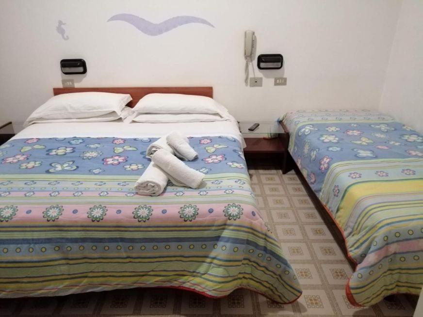 Hotel Criss Rimini Bagian luar foto