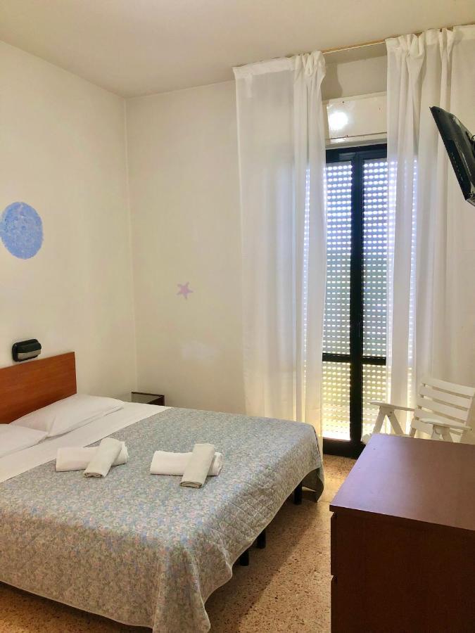 Hotel Criss Rimini Bagian luar foto