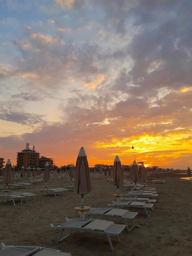 Hotel Criss Rimini Bagian luar foto