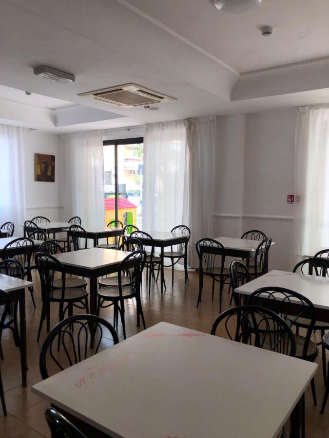 Hotel Criss Rimini Bagian luar foto
