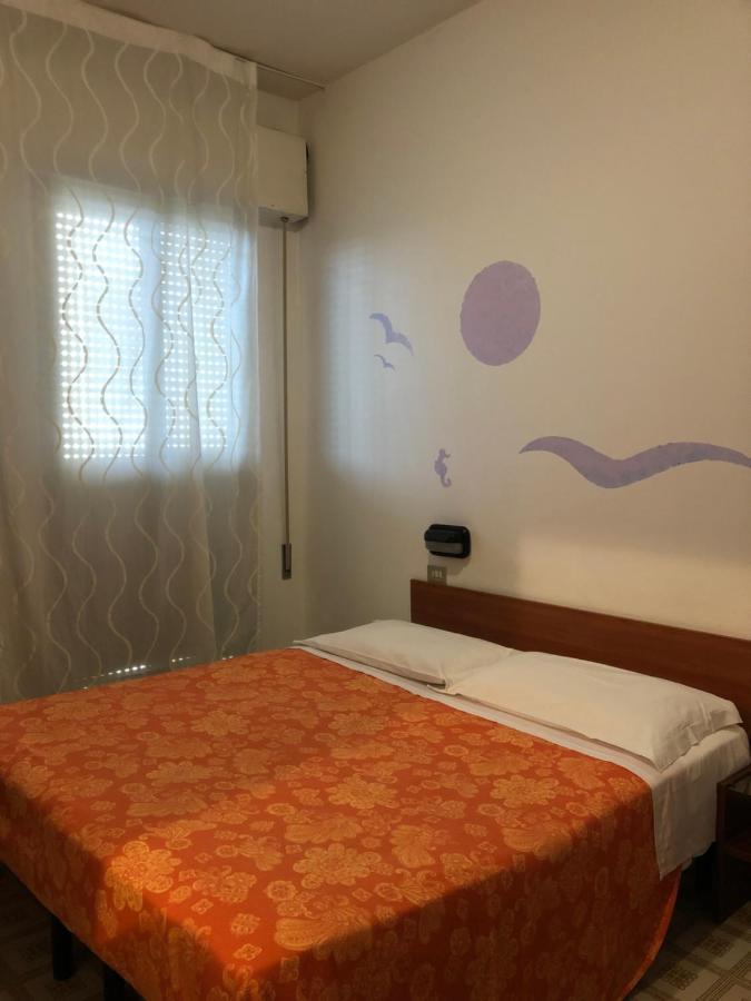 Hotel Criss Rimini Bagian luar foto