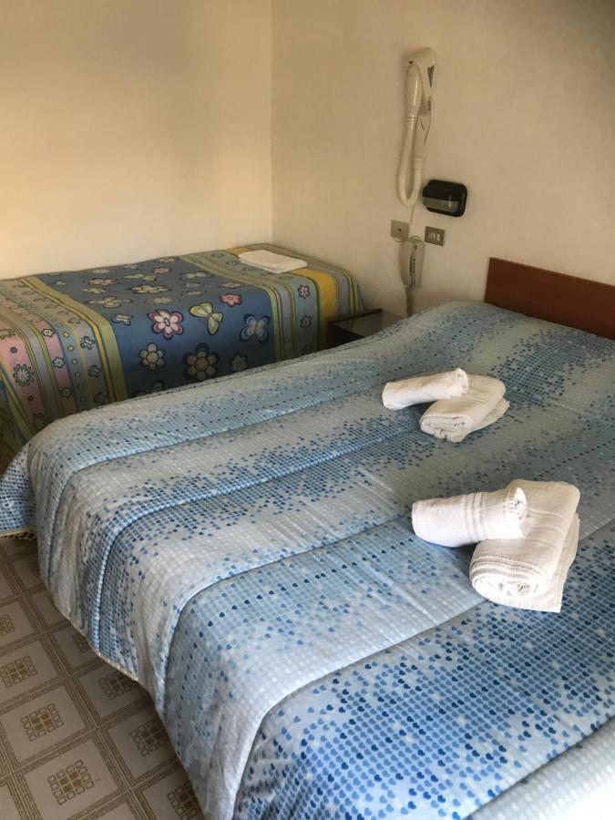 Hotel Criss Rimini Bagian luar foto